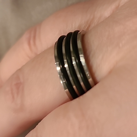 Black and silver stainless steel ring - Picture 4 of 7
